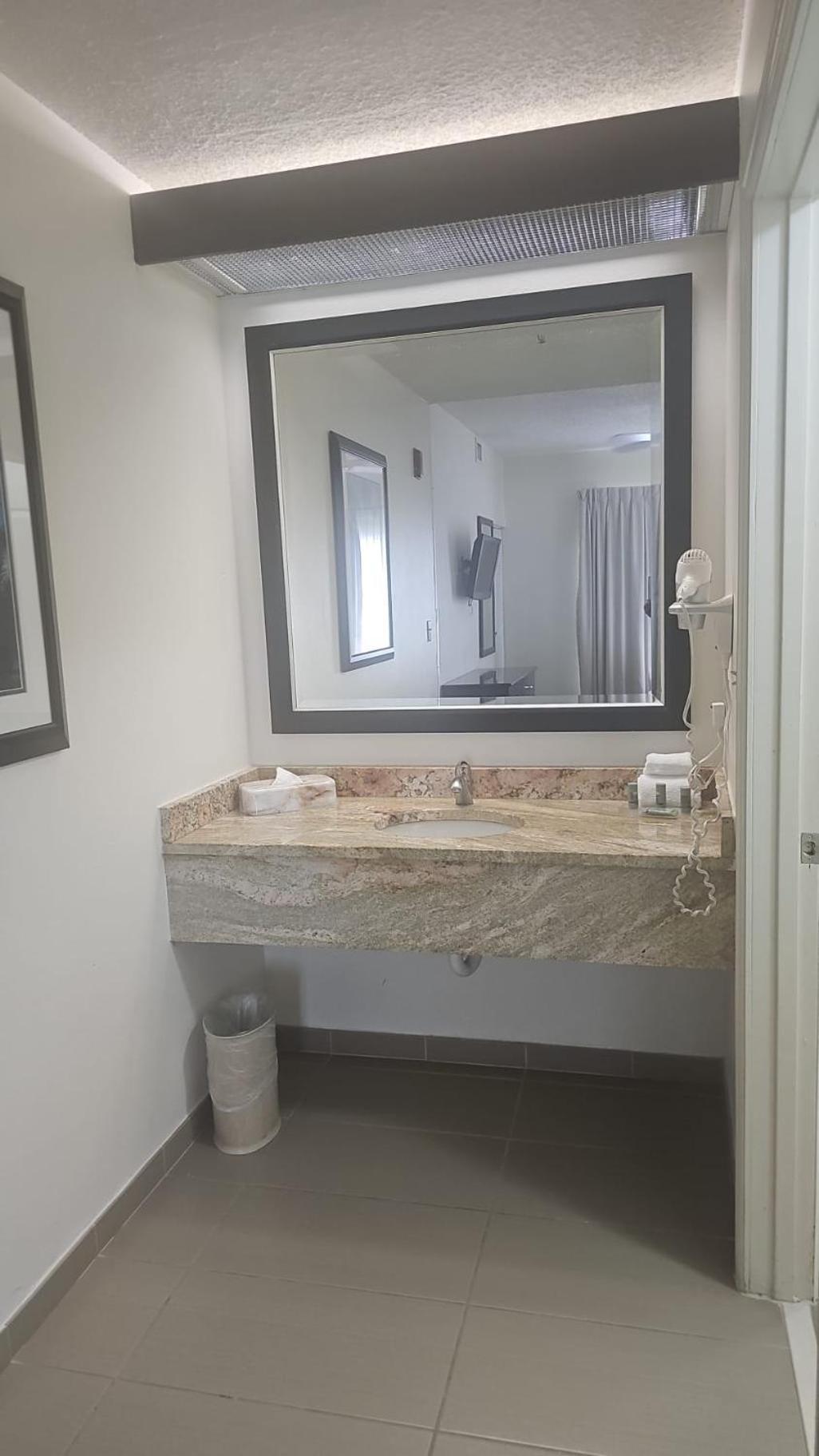 Montreal Suites Орландо Екстериор снимка
